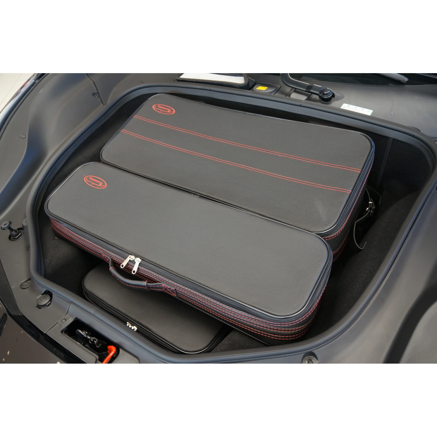 Ferrari 458 Italia/Spider + 488 GTB/Spider (EU-Version) - 3-tlg. Kofferset Kofferraum - Rote Naht 2 Ferrari 458 Italia/Spider + 488 GTB/Spider (EU-Version) - 3-tlg. Kofferset Kofferraum - Rote Naht – Bild 2