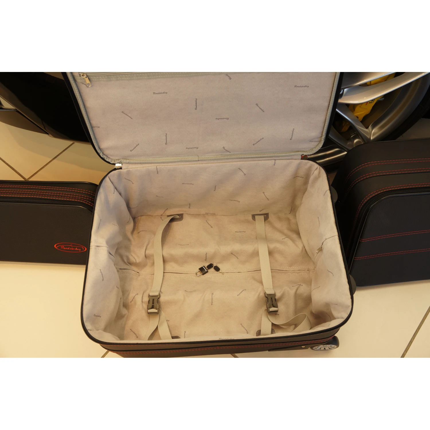 Ferrari 458 Italia/Spider + 488 GTB/Spider (EU-Version) - 3-tlg. Kofferset Kofferraum - Rote Naht 9 Ferrari 458 Italia/Spider + 488 GTB/Spider (EU-Version) - 3-tlg. Kofferset Kofferraum - Rote Naht – Bild 9