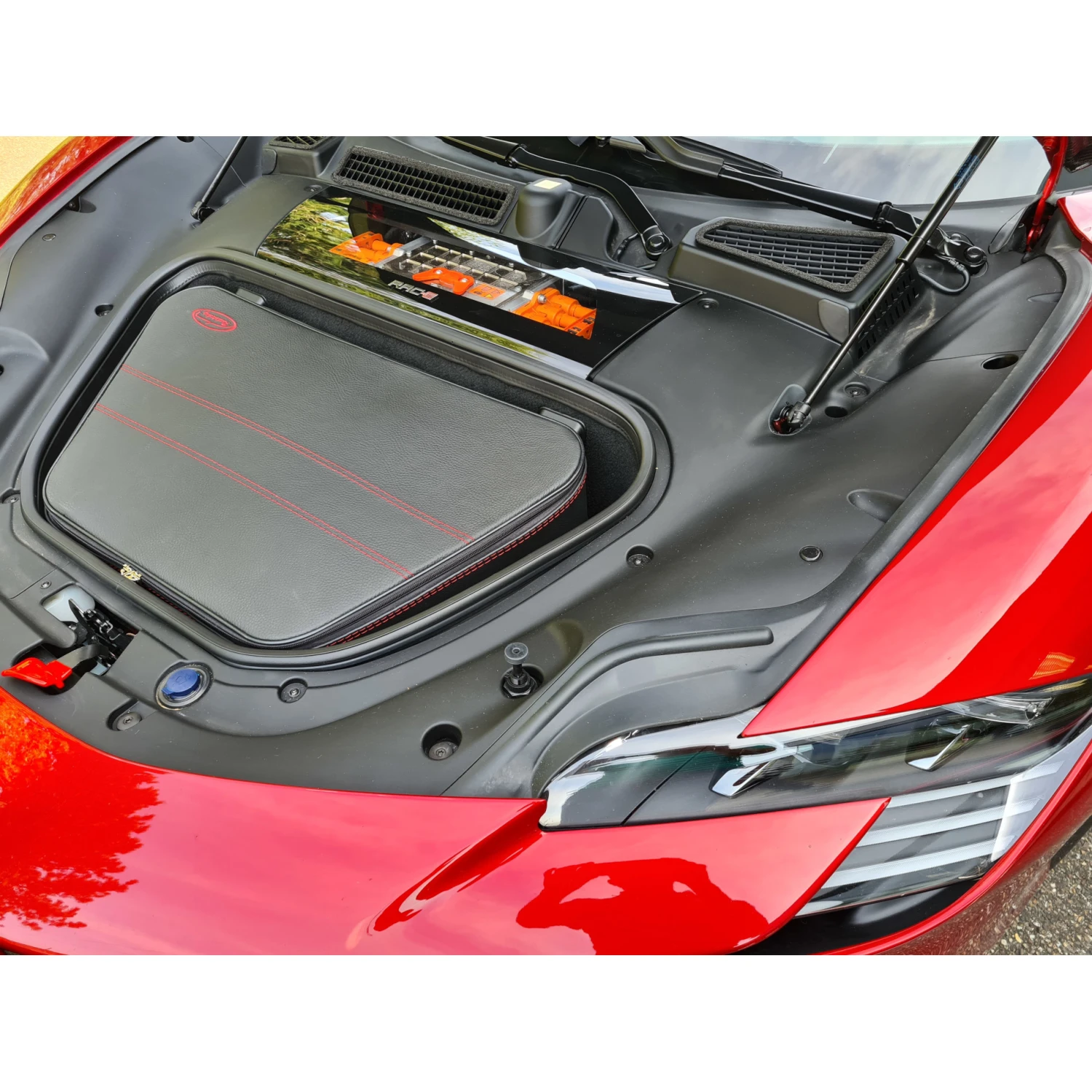 Ferrari SF 90 Spider + Coupé - 2-tlg. Kofferset Kofferraum 5 Ferrari SF 90 Spider + Coupé - 2-tlg. Kofferset Kofferraum – Bild 5