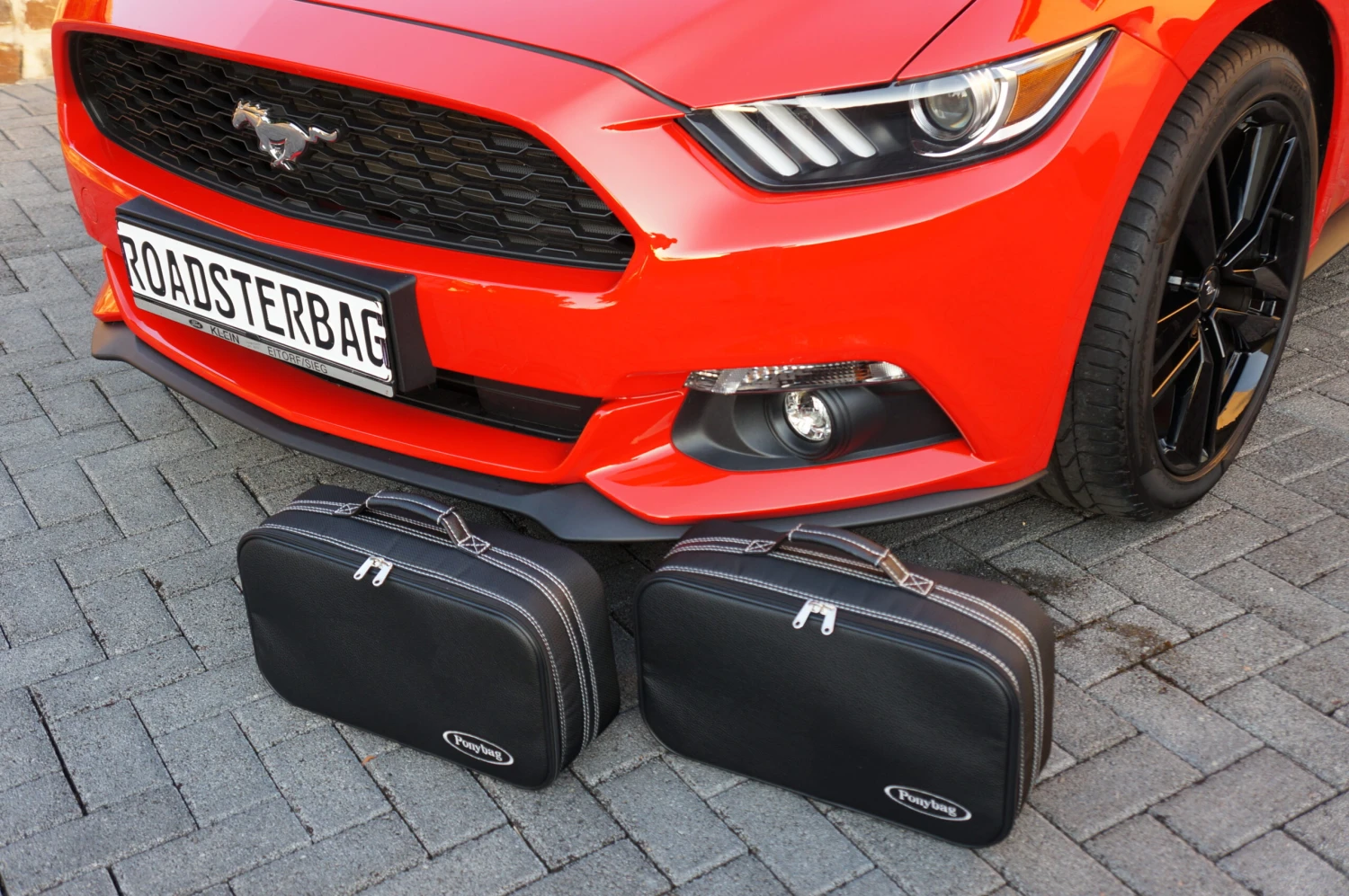 Ford Mustang VI Cabrio Ab 2014 (EU-Version) - 2-tlg. Kofferset Zusatzkoffer Kofferraum - Rote Naht 2 Ford Mustang VI Cabrio Ab 2014 (EU-Version) - 2-tlg. Kofferset Zusatzkoffer Kofferraum - Rote Naht – Bild 2