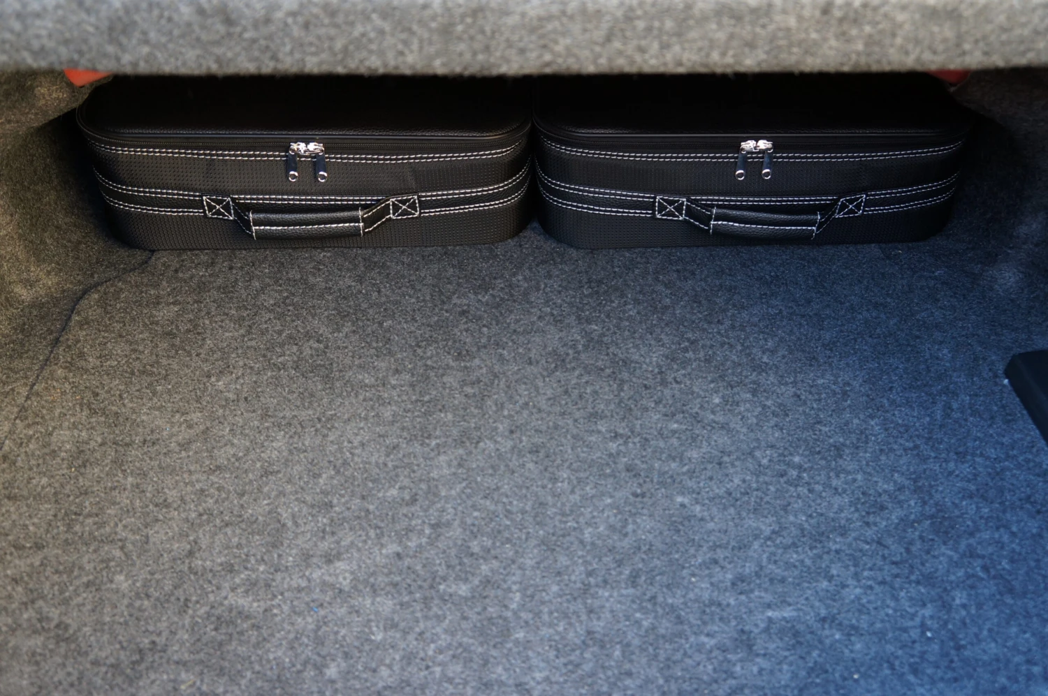 Ford Mustang VI Cabrio Ab 2014 (EU-Version) - 2-tlg. Kofferset Zusatzkoffer Kofferraum - Rote Naht 4 Ford Mustang VI Cabrio Ab 2014 (EU-Version) - 2-tlg. Kofferset Zusatzkoffer Kofferraum - Rote Naht – Bild 4